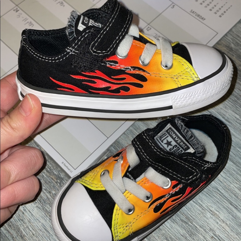 Converse toddler size 6, like new!